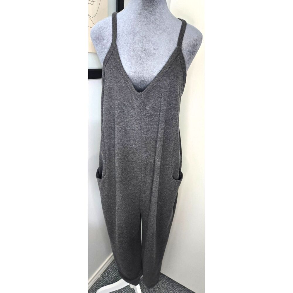 Sincerely Jules Gray Sleeveless V‑Neck Jumpsuit with Pockets – Size L